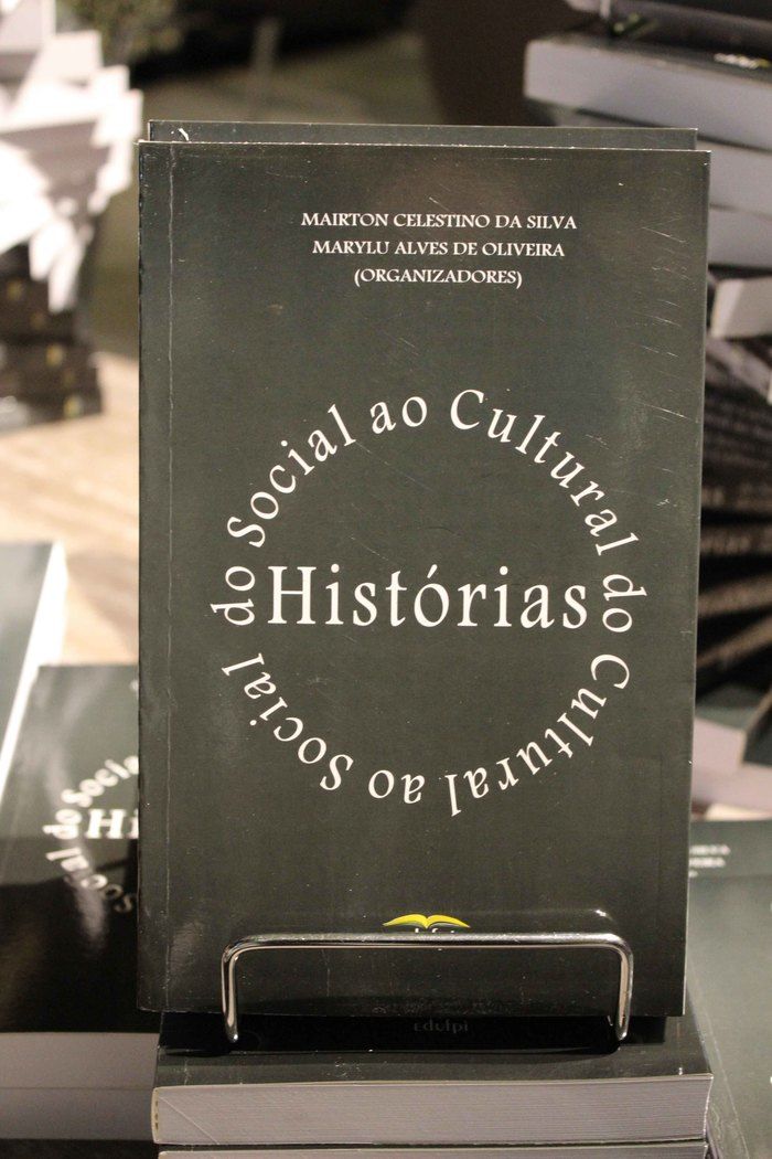 A prefeita de Francinópolis prestigia lançamento do livro da secretária municipal de Educação de Francinópolis. “Histórias: do social ao cultural, do  - Imagem 2