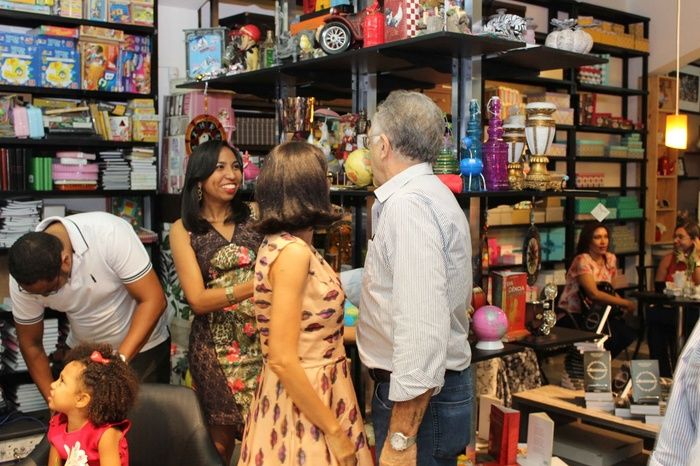 A prefeita de Francinópolis prestigia lançamento do livro da secretária municipal de Educação de Francinópolis. “Histórias: do social ao cultural, do  - Imagem 24