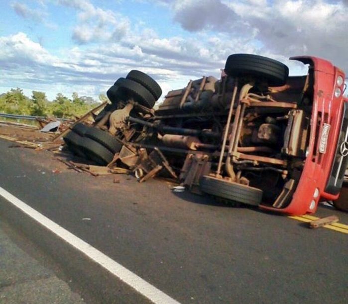 Motorista alcoolizado tomba caminhão e interdita BR 343 no norte do Piauí - Imagem 2