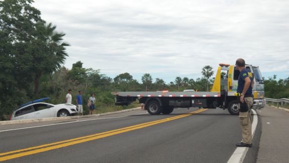 Motorista perde o controle de veículo em curva perigosa no norte do PI - Imagem 2