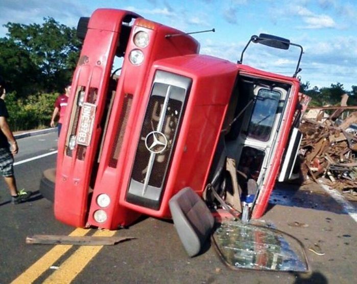Motorista alcoolizado tomba caminhão e interdita BR 343 no norte do Piauí - Imagem 1
