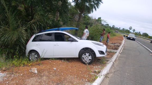Motorista perde o controle de veículo em curva perigosa no norte do PI - Imagem 1