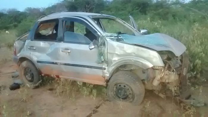 Carro vira na PI 245 deixa 3 pessoas feridas e uma veio a óbito - Imagem 1