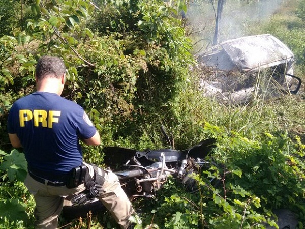 Familiares incendeiam carro após morte de jovem em Cocal de Telha - Imagem 1