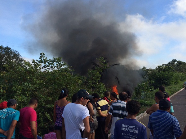 Familiares incendeiam carro após morte de jovem em Cocal de Telha - Imagem 2
