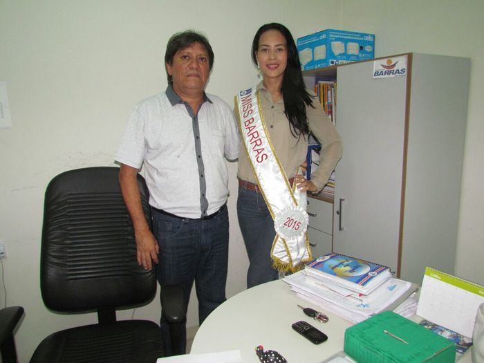 Miss Barras mostra sua beleza em sessão de fotos na Praça da Matriz - Imagem 1