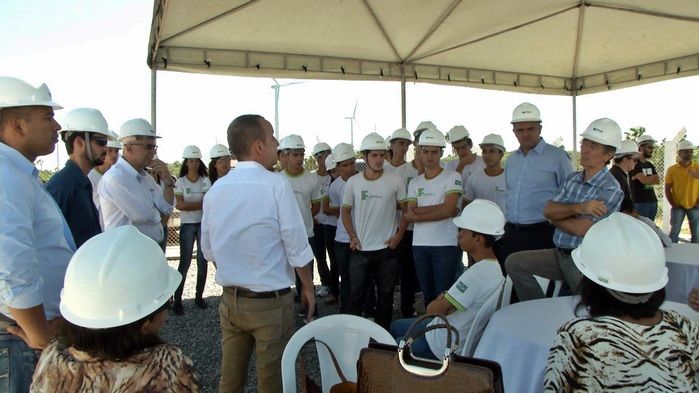 Alunos visitaram a área do parque eólico. (Foto: João Júnior)