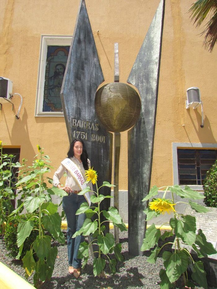 Miss Barras mostra sua beleza em sessão de fotos na Praça da Matriz - Imagem 11