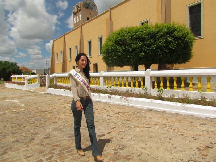 Miss Barras mostra sua beleza em sessão de fotos na Praça da Matriz - Imagem 8