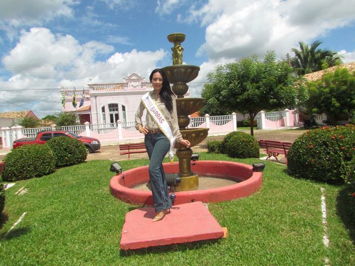 Miss Barras mostra sua beleza em sessão de fotos na Praça da Matriz - Imagem 7