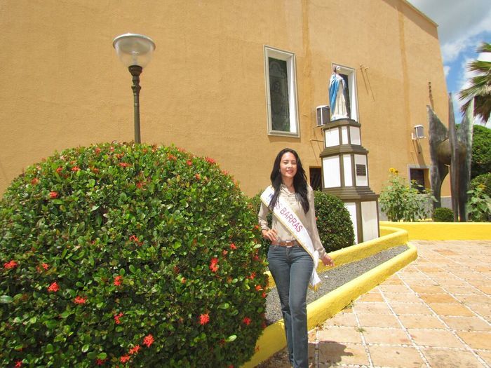 Miss Barras mostra sua beleza em sessão de fotos na Praça da Matriz - Imagem 9