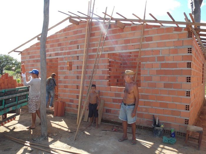 Secretaria de Assistência Social fez entrega de telhado de casa que sofreu incêndio - Imagem 2
