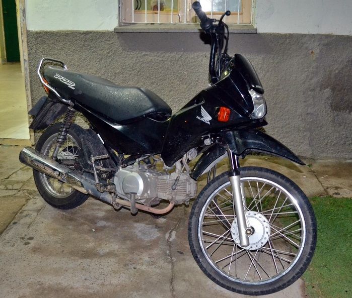 Moto utilizada no assalto também foi levada para a delegacia. (Foto: Kairo Amaral)