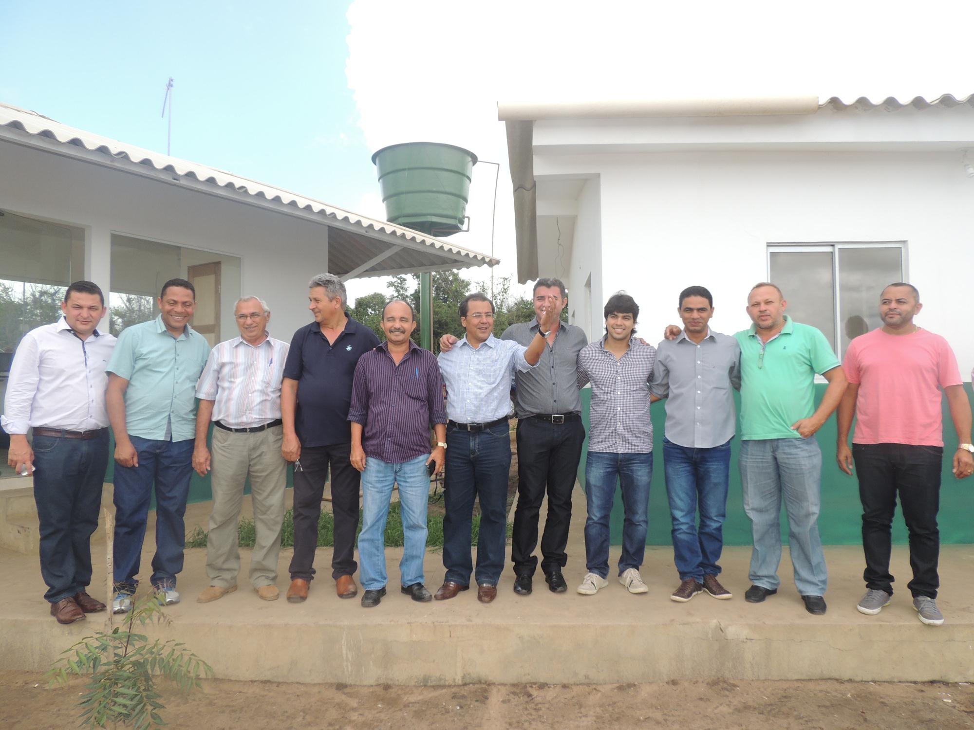 Prefeitos visitam usina de tratamento, reciclagem de resíduos em Água Branca