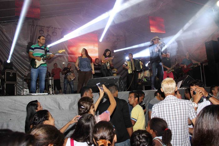 Banda Muleke Doido encerra programação de Aniversário de 53 anos de Francinópolis - Imagem 48