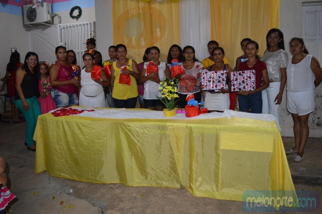 Equipe realiza comemoração em homenagem as Mães do SCFV 