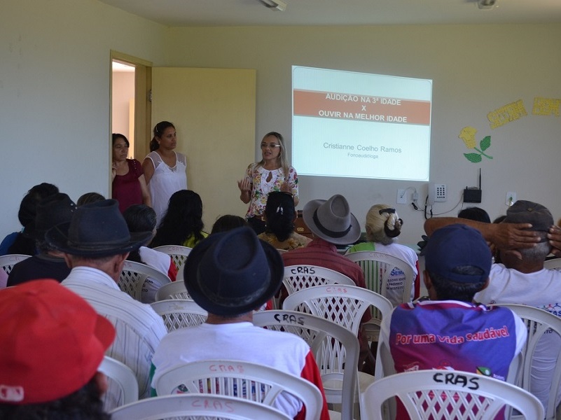Idosos do CRAS participam de palestra oferecida pelo NASF sobre audição