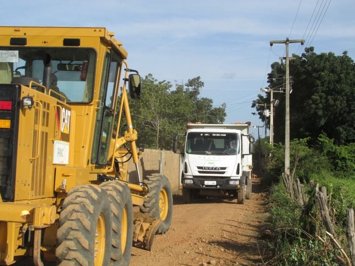 Secretaria de Obras e transporte recupera estradas para facilitar no transporte Agricola - Imagem 3