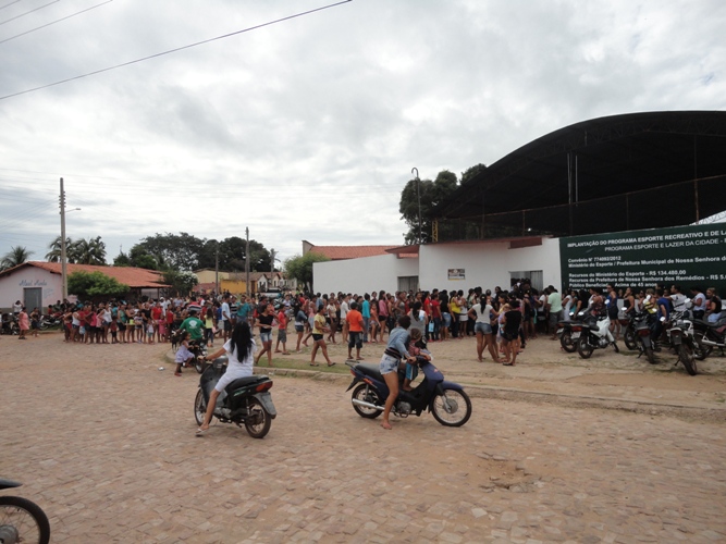 Multidão comparece à festa de homenagens às mães em N. S. dos Remédios - Imagem 1