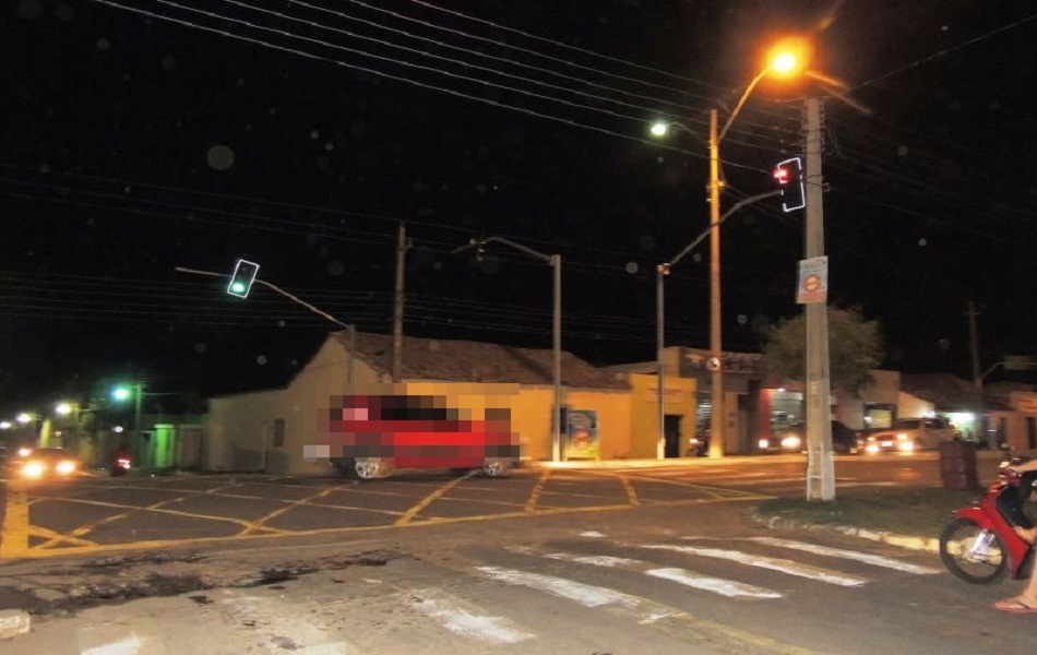 Condutores invadem sinal vermelho do semáforo como se fosse normal