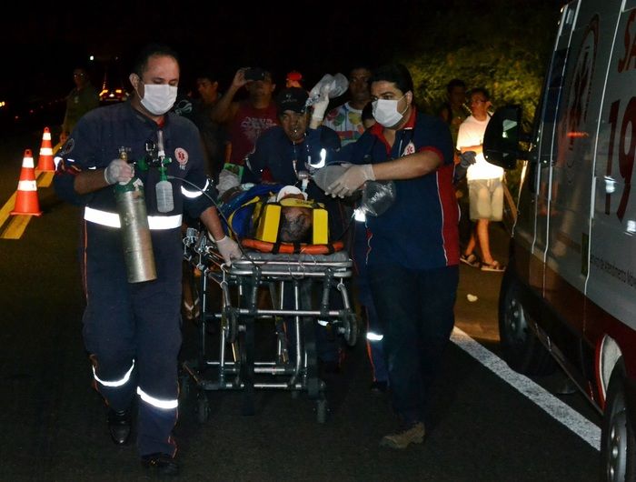 Ciclista sendo socorrido pelo SAMU. (Foto: Kairo Amaral)