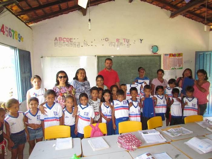 Prefeitura continua com entrega de fardamentos em escolas municipais - Imagem 1