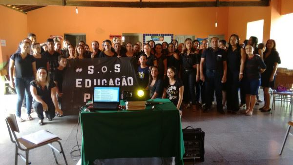 Durante evento professores fazem manifesto contra terceirização - Imagem 1