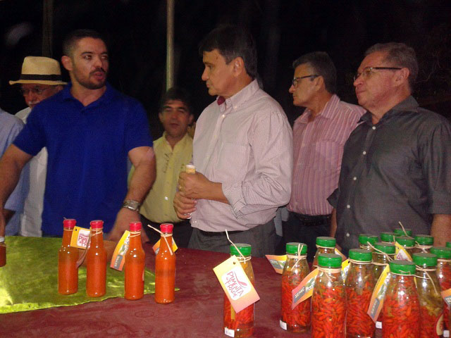 Wellington Dias visita EXPOEIRAS e doa tratores para produtores primários - Imagem 3