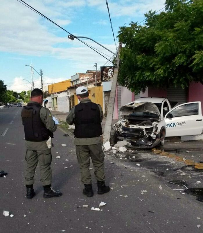 Veículo em alta velocidade derruba poste de energia em Parnaíba - Imagem 5