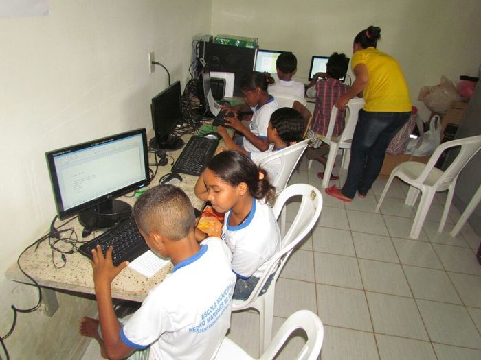 Prefeitura continua com a entrega de fardamento escolar no interior do município - Imagem 14