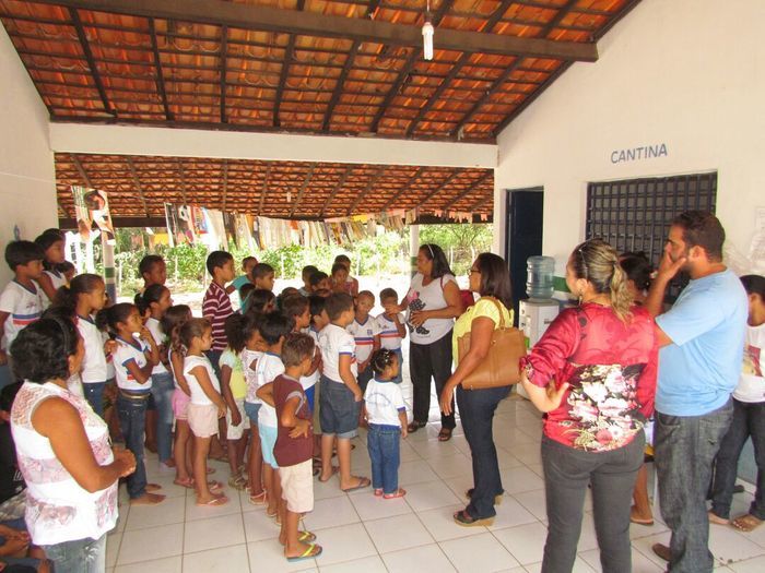 Prefeitura continua com a entrega de fardamento escolar no interior do município - Imagem 6
