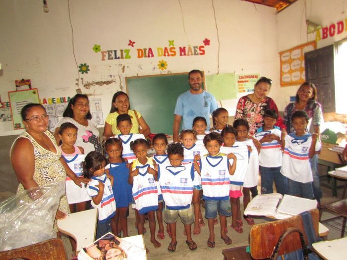 Prefeitura continua com a entrega de fardamento escolar no interior do município - Imagem 8