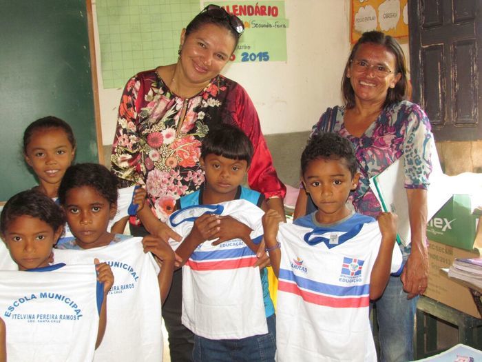 Prefeitura continua com a entrega de fardamento escolar no interior do município - Imagem 9