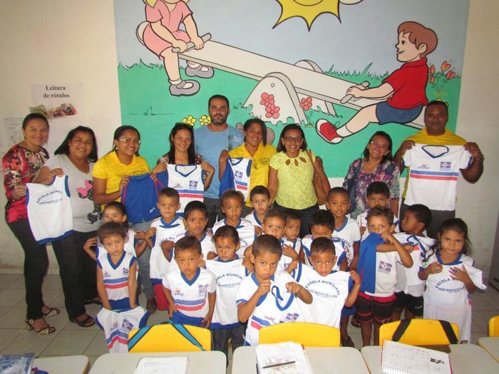 Prefeitura continua com a entrega de fardamento escolar no interior do município - Imagem 15