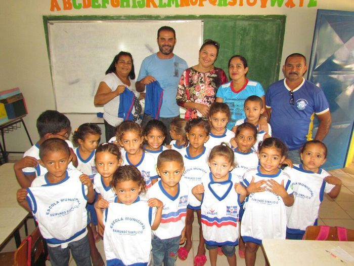 Prefeitura continua com a entrega de fardamento escolar no interior do município - Imagem 3