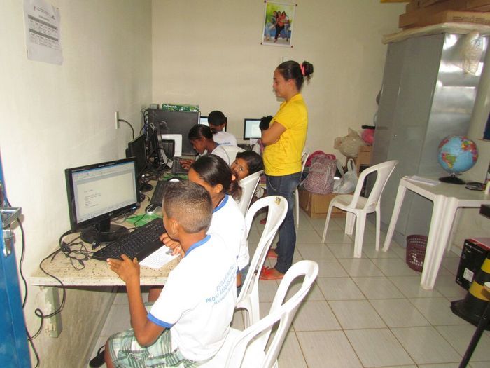 Prefeitura continua com a entrega de fardamento escolar no interior do município - Imagem 16