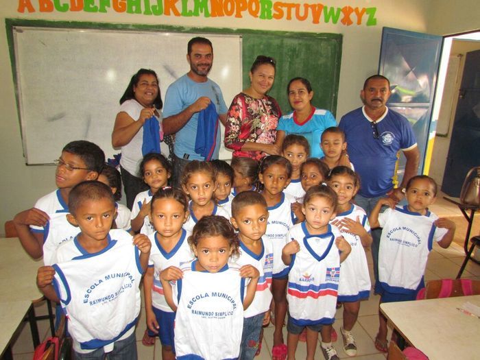 Prefeitura continua com a entrega de fardamento escolar no interior do município - Imagem 1