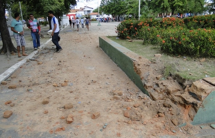 Ônibus descontrolado sobe em praça no centro da cidade de  Piripiri - Imagem 1