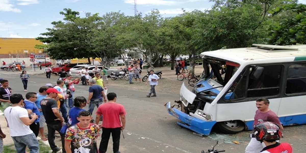 Ônibus descontrolado sobe em praça no centro da cidade de  Piripiri
