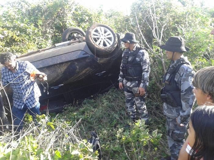 Carro capota em rodovia federal no norte do Piauí - Imagem 2