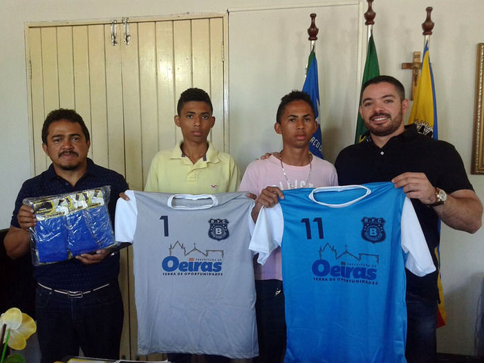 Lukano Sá entrega uniformes de futebol à equipes de Oeiras - Imagem 2