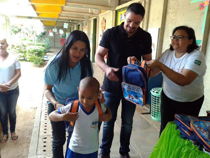 Lukano Sá entrega livros para crianças da rede municipal de ensino - Imagem 1