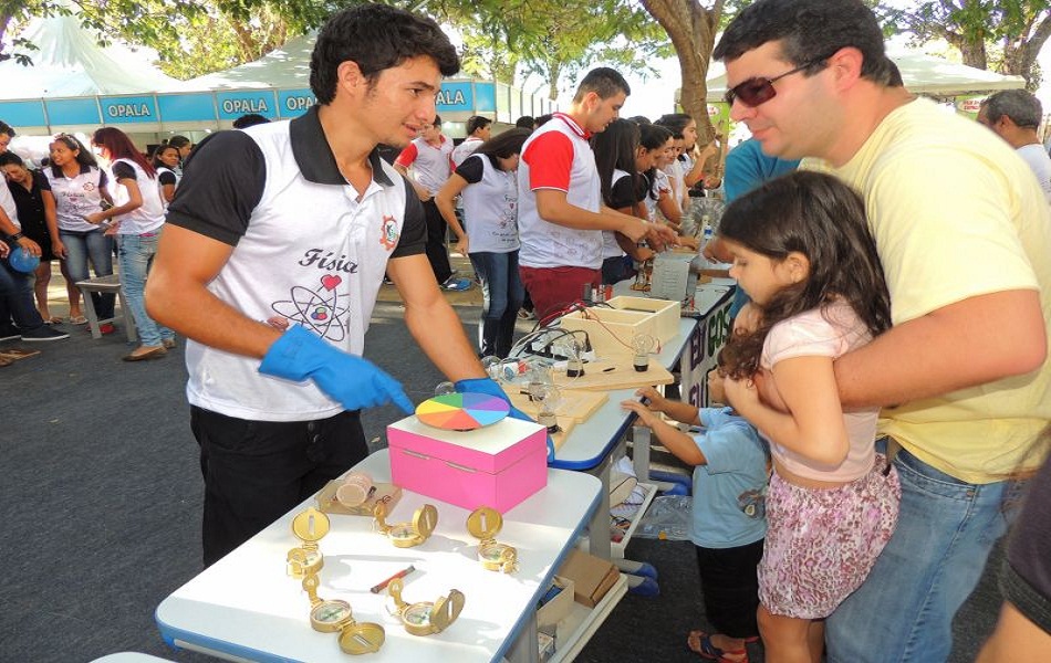 Escola Técnica Professora Angelina Mendes Braga realiza demonstrações de física