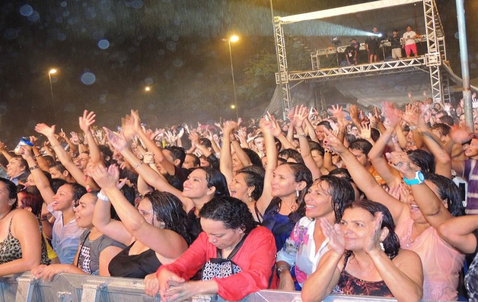 Mesmo de baixo de uma forte chuva público vai ao delírio no show de Ana Carolina