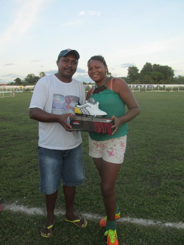Secretaria de Esporte Faz entrega de Chuteiras para a Seleção Feminina de Futebol de Agricolândia - Imagem 9