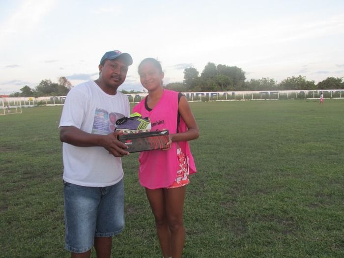 Secretaria de Esporte Faz entrega de Chuteiras para a Seleção Feminina de Futebol de Agricolândia - Imagem 10