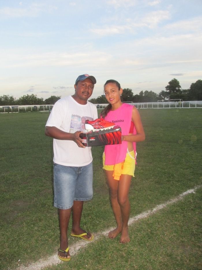 Secretaria de Esporte Faz entrega de Chuteiras para a Seleção Feminina de Futebol de Agricolândia - Imagem 11