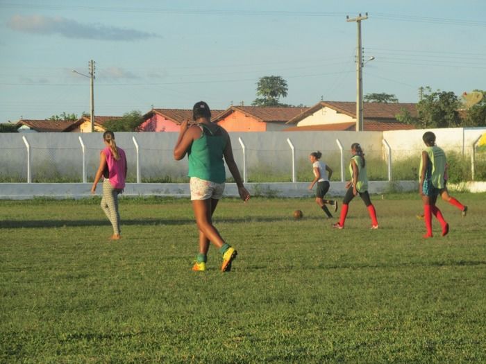 Secretaria de Esporte Faz entrega de Chuteiras para a Seleção Feminina de Futebol de Agricolândia - Imagem 17