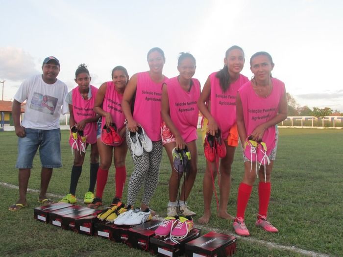 Secretaria de Esporte Faz entrega de Chuteiras para a Seleção Feminina de Futebol de Agricolândia - Imagem 3