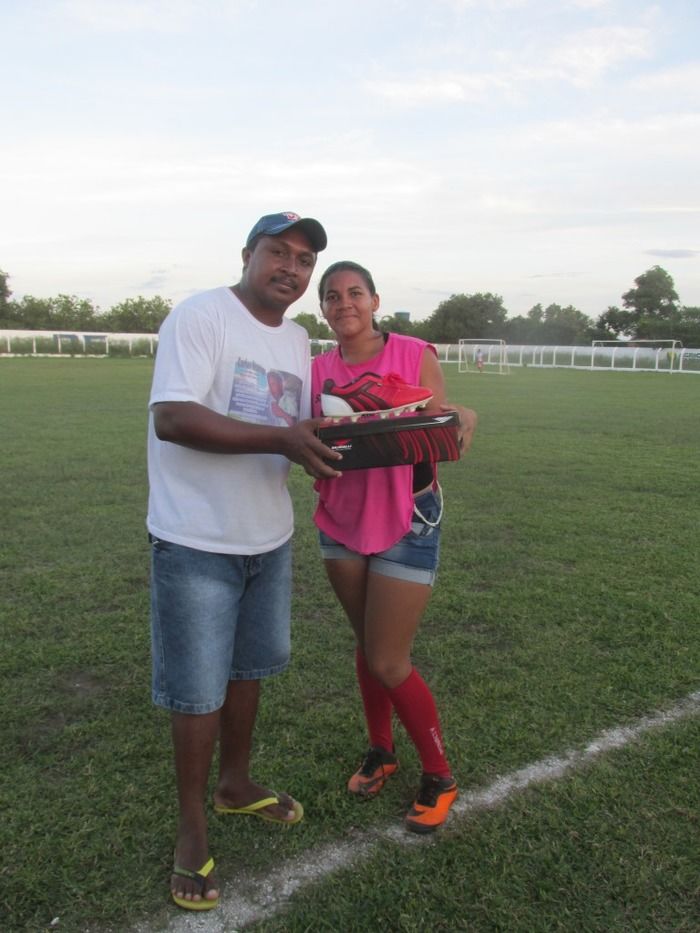 Secretaria de Esporte Faz entrega de Chuteiras para a Seleção Feminina de Futebol de Agricolândia - Imagem 12